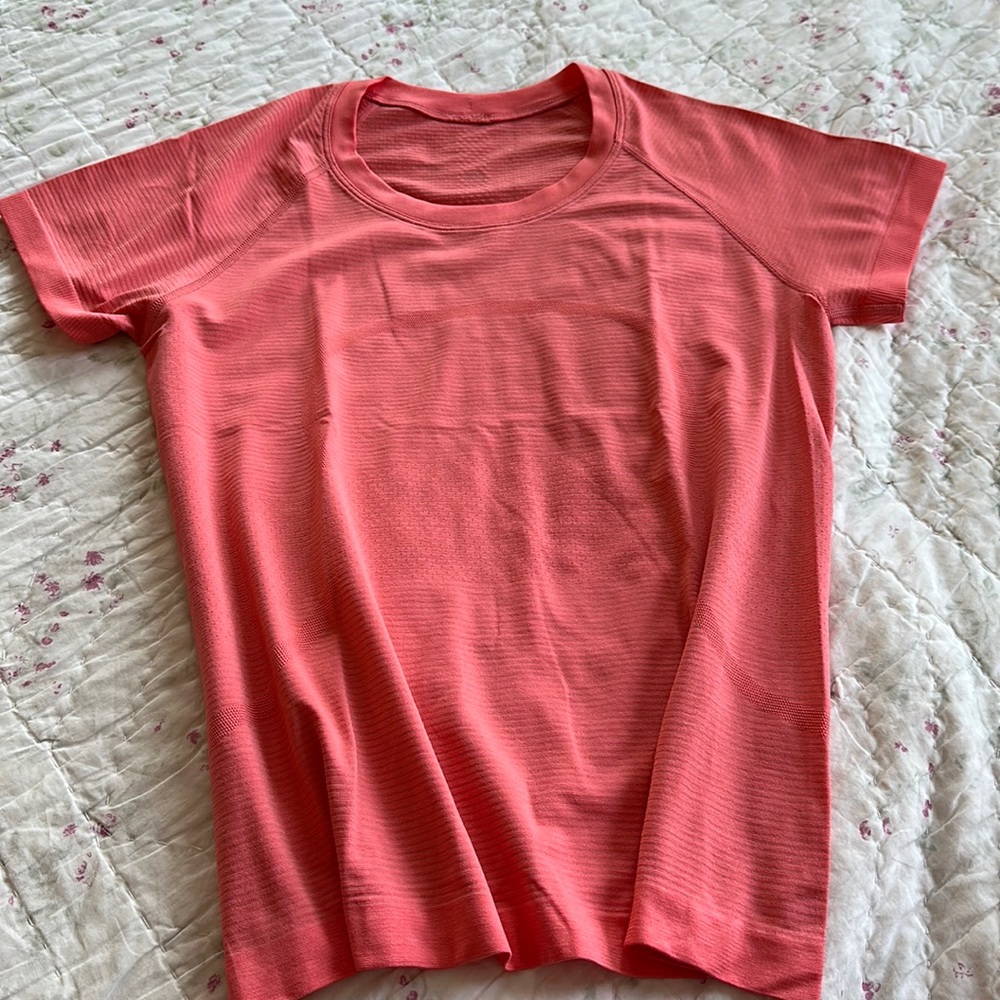 𝗟𝗨𝗟𝗨𝗟𝗘𝗠𝗢𝗡 Swiftly Tech Short-Sleeve Shirt
2.0 *Race Length